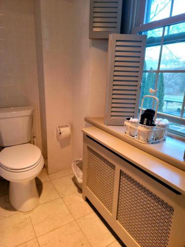 Downingtown Manor - 1900s Farmhouse with Creek Views Downingtown Manor - 1900s Farmhouse with Creek Views