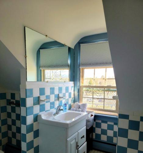 Downingtown Manor - 1900s Farmhouse with Creek Views Downingtown Manor - 1900s Farmhouse with Creek Views