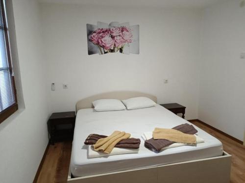 1 queen bed, 1 twin bed