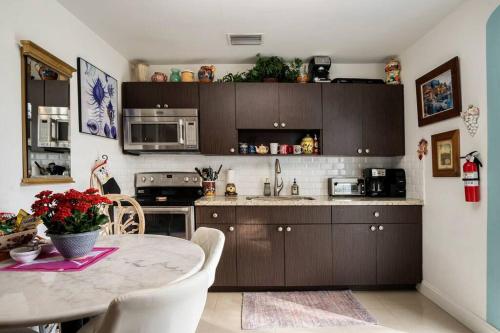 Tropical Pool Luxury Home Best Location Beaches Restaurant Hard Rock Fun in Hallandale Beach, USA