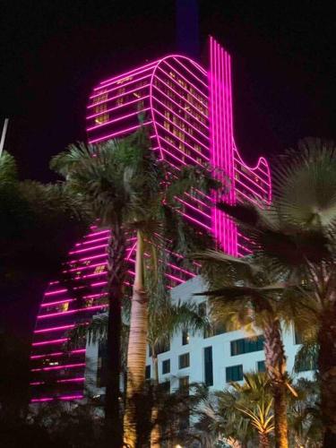 Tropical Pool Luxury Home Best Location Beaches Restaurant Hard Rock Fun in Hallandale Beach, USA