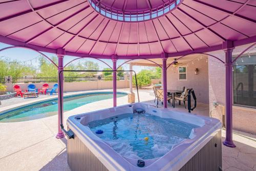 Boho Chic Arizona Villa w Pool & Mini Golf - Accommodation - Casa Grande