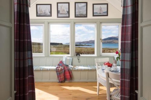 Exterior view, Ardlarach Lodge in Cullipool