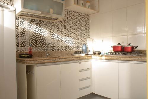 Kitchen, SLIM- - Dunas- Praia do Forte - Pratico , Economico e Proximo de Tudo in Jardim Nautilus