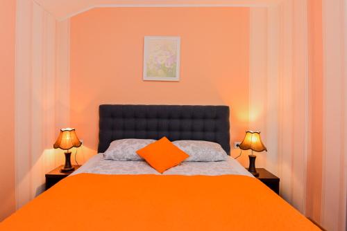 Double Room with Balcony image 7