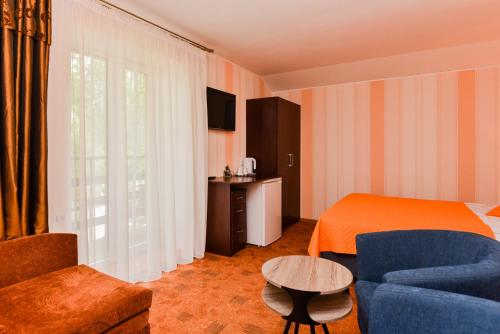 Double Room with Balcony image 9