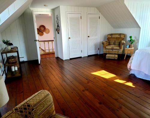 Downingtown Manor - 1900s Farmhouse with Creek Views Downingtown Manor - 1900s Farmhouse with Creek Views