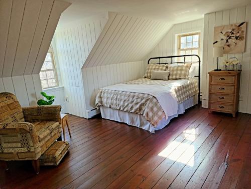 Downingtown Manor - 1900s Farmhouse with Creek Views Downingtown Manor - 1900s Farmhouse with Creek Views