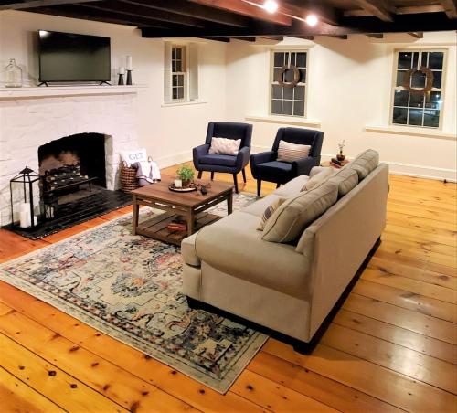 Downingtown Manor - 1900s Farmhouse with Creek Views Downingtown Manor - 1900s Farmhouse with Creek Views