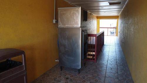 Super 8 by Wyndham Kingsville - image 3