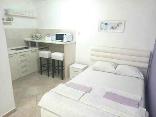Studio (2 Adults) image 4