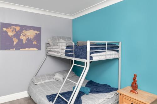 Leeds city centre spacious house free parking and Wi-Fi