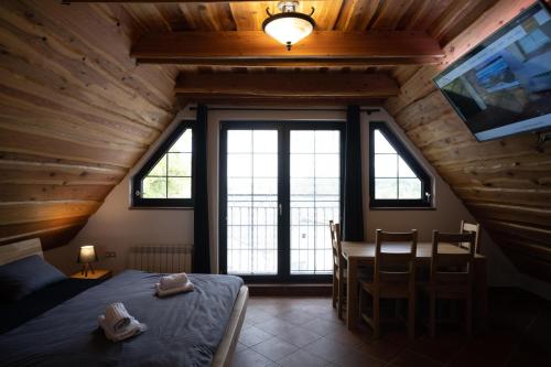 2 bedrooms, 3 beds