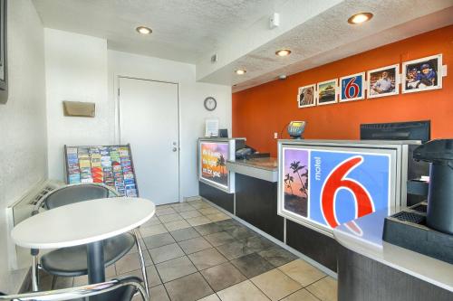 Motel 6-Fresno, CA - Blackstone North