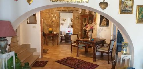 La cascina della grotta di tufo