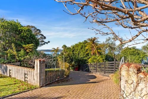 Five-Bedroom House room in All Decked Out ON the Lake - Taupo
