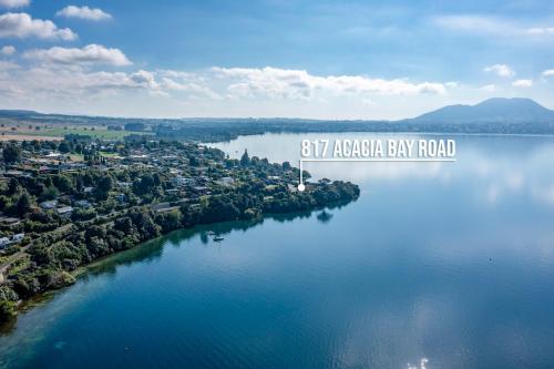 All Decked Out ON the Lake - Taupo