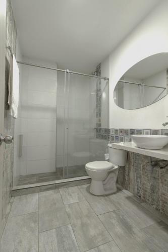 Bathroom, Hotel Rosales Gold in Pereira