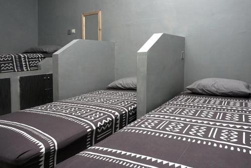 3 twin beds