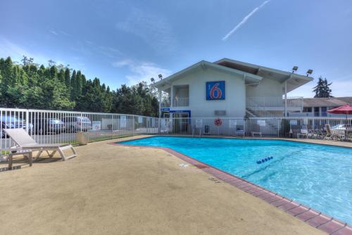 สระว่ายน้ำ, Motel 6 Tigard, OR - Portland South - Lake Oswego in พอร์ตแลนด์ (OR)