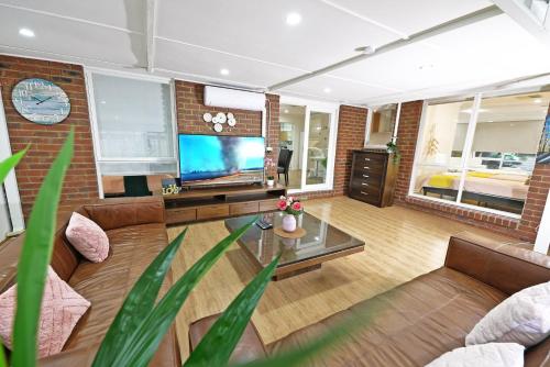 Spacious Family Home 4BRM in Hampton Park near Dandenong Ranges