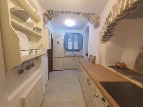 virtuve, PYRGOS - Traditional house at Kaloxilos, Naxos in Chalkio