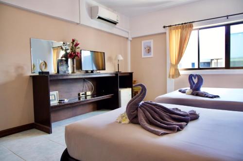 1 queen bed, 1 twin bed