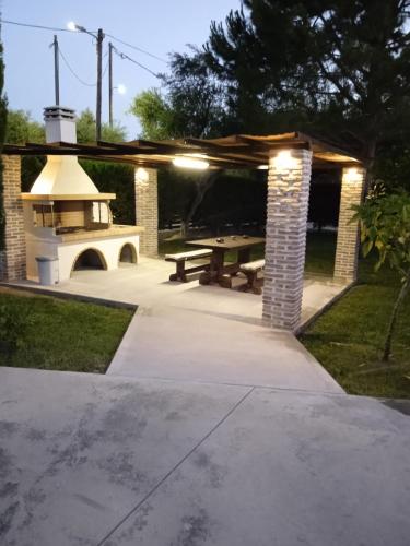 Rouveli Villa with private garden and barbeque in 칼리파돈