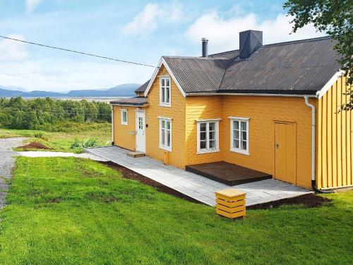 5 person holiday home in Skutvik