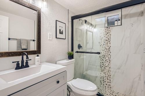 Bathroom, Private House Near DT Denver & Mountains, Pet Friendly, Fire Pit, Ping Pong Table, Explore or Relax  in Arvada (CO)