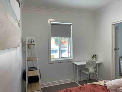 Bright, Cosy Cottage Central To Town - CBD, Orange (photo 10)