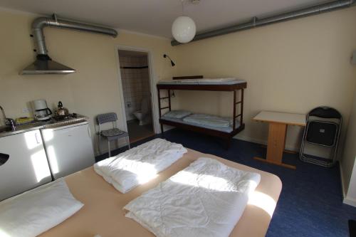 2 twin beds, 1 bunk bed