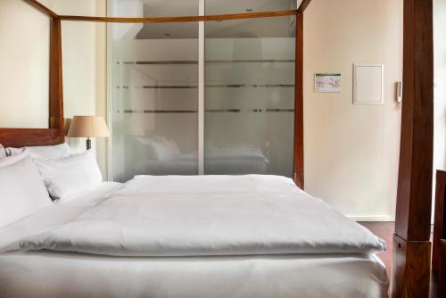Medium Room image 10