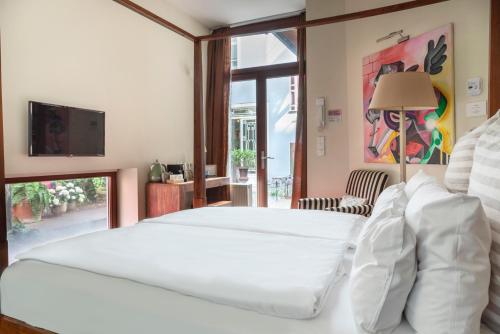 Medium Room image 4