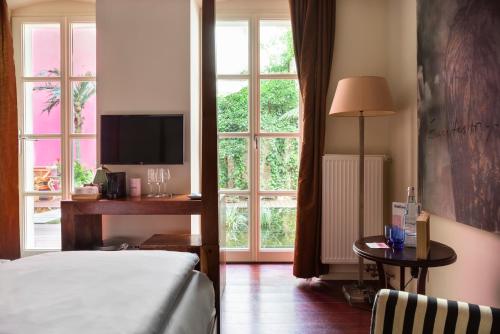 Medium Room image 3