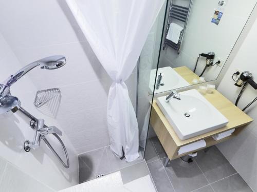 Kyriad Paris 18 - Porte de Clignancourt - Montmartre The 3-star Kyriad Paris 18 - Porte de Clignancourt - Montmart offers comfort and convenience whether youre on business or holiday in Paris. The property offers a high standard of service and amenitie