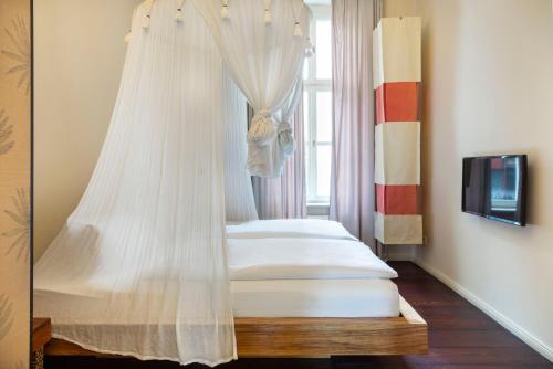 Large Studio with Kitchenette and Sofa Bed image 5