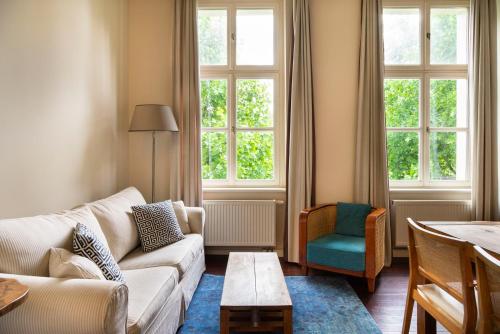 Large Studio with Kitchenette and Sofa Bed room in Numa Berlin Belfort