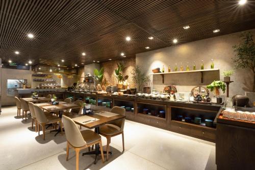 Restauracja, Cochin Zen Hotel near Saigon Square Shopping Mall