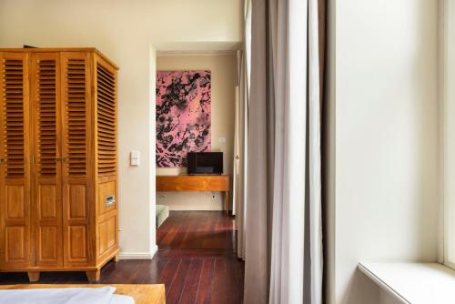 Large Studio with Kitchenette and Balcony image 3