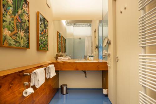 Large Studio with Kitchenette and Balcony image 4