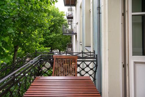 Large Studio with Kitchenette and Balcony image 5