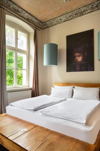 Large Studio with Kitchenette and Balcony image 10