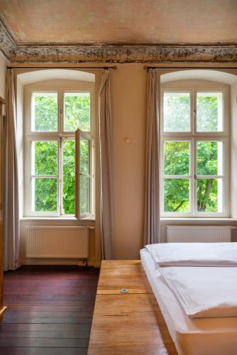 Large Studio with Kitchenette and Balcony image 2