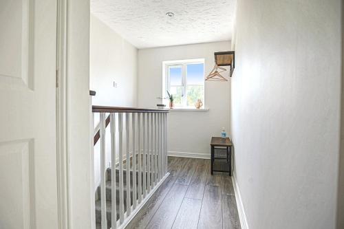 Buitenkant, Delightful 2 BED APARTMENT for BICESTER OUTLET SHOPPING by Platinum Key Properties in Bicester North