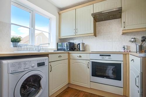 keuken, Delightful 2 BED APARTMENT for BICESTER OUTLET SHOPPING by Platinum Key Properties in Bicester North