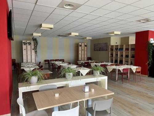 مطعم, TERRAZZA Rooms in ضواحي ديزينزانو ديل جيردا