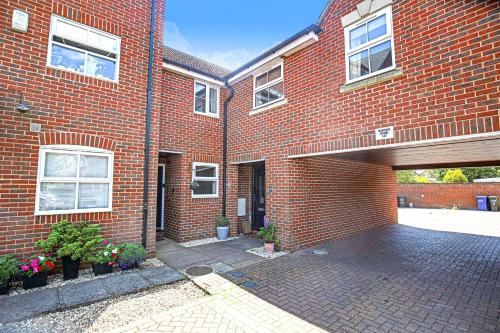 Buitenkant, Delightful 2 BED APARTMENT for BICESTER OUTLET SHOPPING by Platinum Key Properties in Bicester North