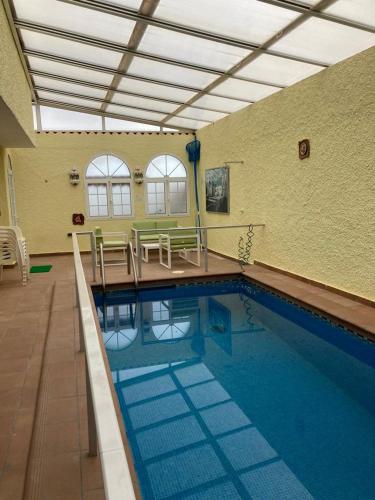 Villa Esther, con piscina cubierta/ indoor pool gîte à louer Telde