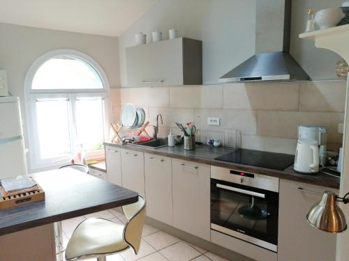 Kitchen, Maison charmante a Sisteron avec terrasse et jardin in Sisteron